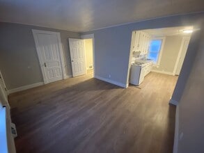 Building Photo - HEAT & ELECTRIC INCLUDED! 1 Bed 1 Bath Lower Unit