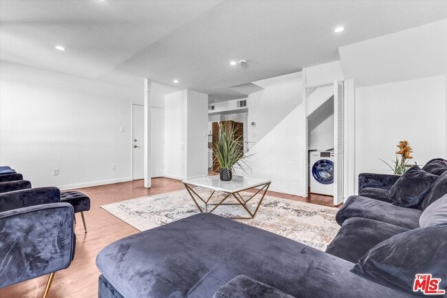 Building Photo - 6155 Reseda Blvd