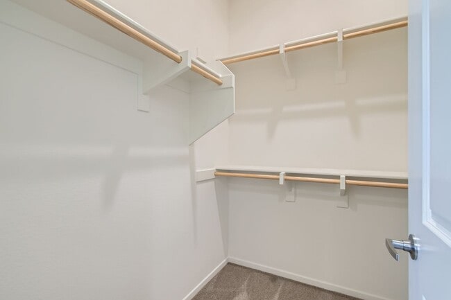 Building Photo - Stylish Three-Story Townhome with Private ...