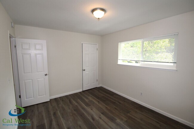 Building Photo - $2795 - 2 Bed 1.5 Remodeled 2 Story Towhn Home Near Keily and Saratoga