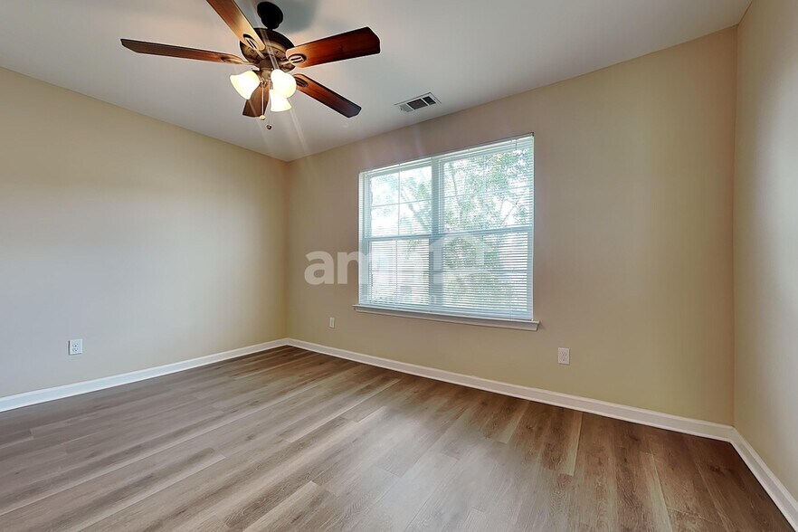 Building Photo - 10185 Sorrento Pl