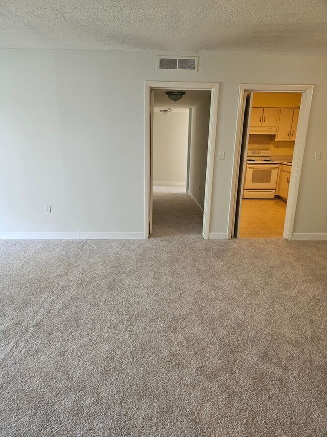 Building Photo - Beautiful Highrise 2 bed 2 bath