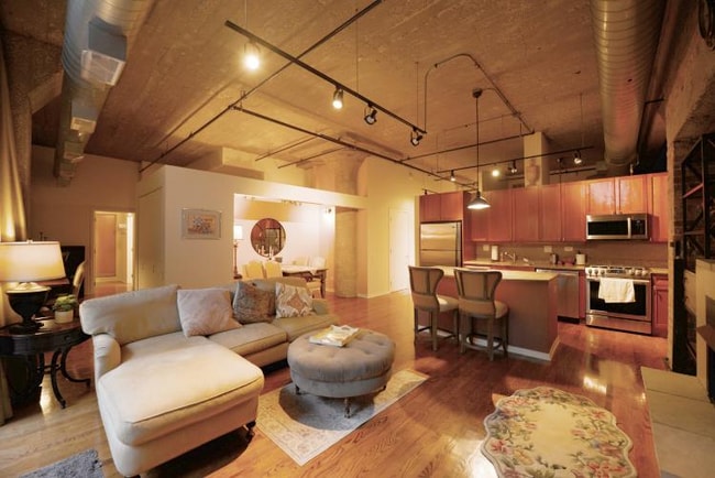 Building Photo - 900 N Kingsbury St