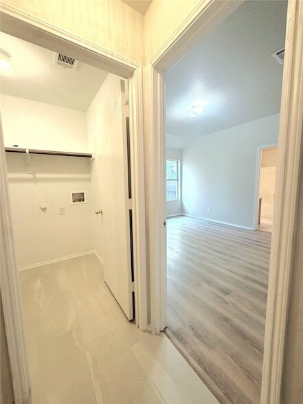 Building Photo - 715 Hallvale Dr