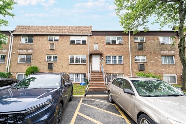 Building Photo - 392 College Dr