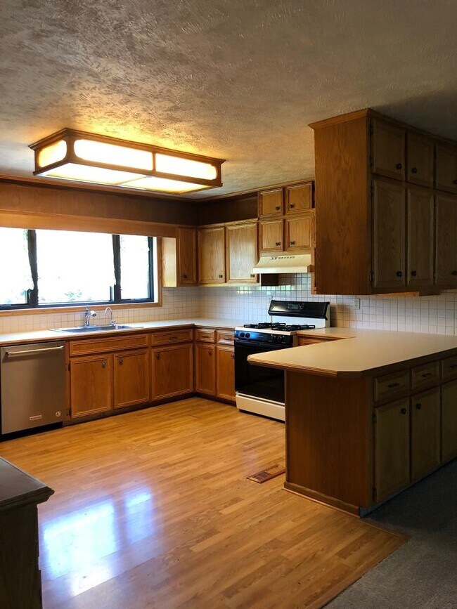 Building Photo - Large 4 bedroom 2 bath home right off of West Center