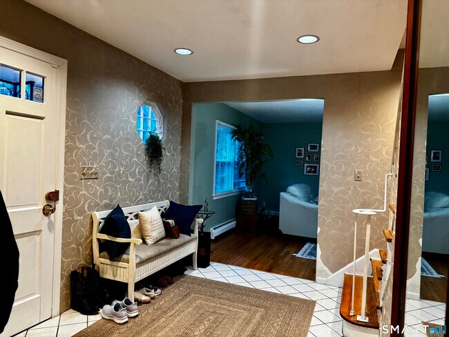 Building Photo - 6 Redcoat Ln