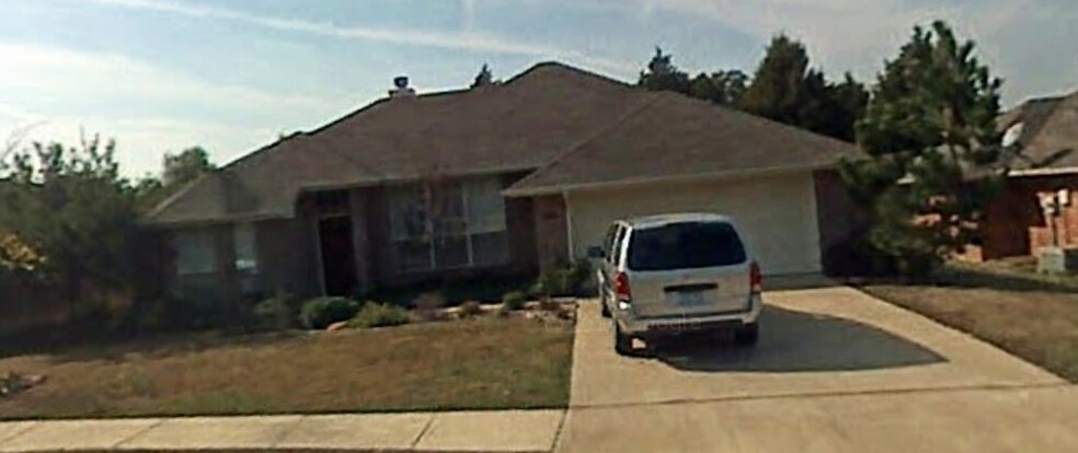 Building Photo - 1115 Oak Tree Drive