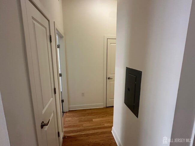 Building Photo - 88 Roosevelt Ave