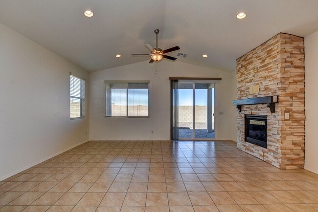 Building Photo - 2 bedroom, 2 bathroom home  in Saddlewood