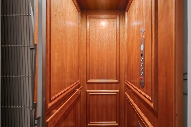 Building Photo - 285 SE 6th Ave