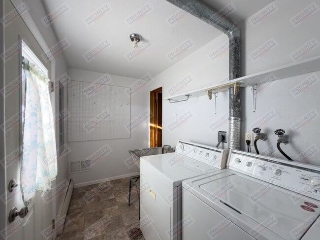 Building Photo - Large 4 bedroom, 2.5 bath downtown home