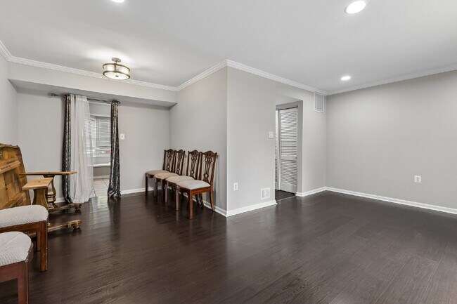 Building Photo - Beautifully remodeled two-level townhouse located in the desirable Irongate Community,