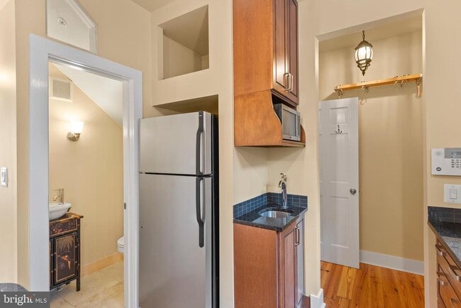 Building Photo - 220 Hollis Alley
