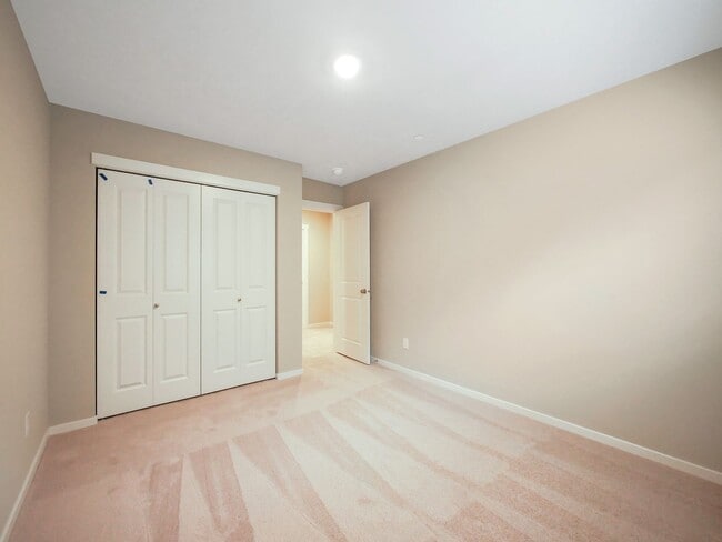 Building Photo - 4 Bed and 2.5 Bath Stunning Single-family ...