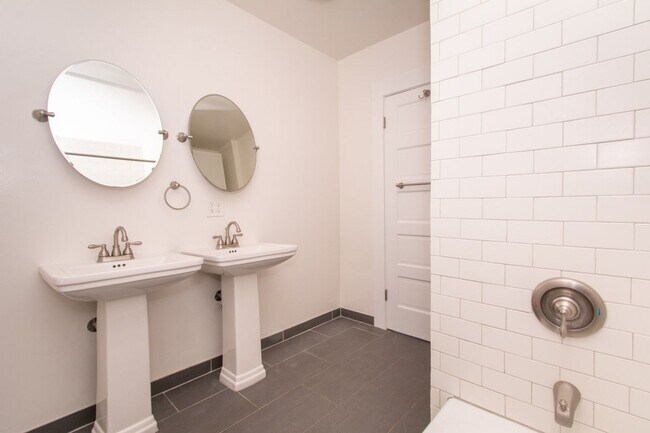 Building Photo - Charming North Park 2 Bedroom with Washer/Dryer, Backyard & Parking!