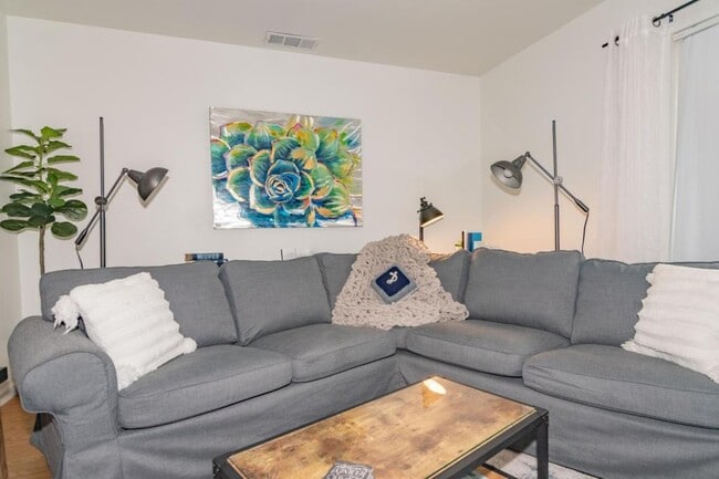 Building Photo - 2030 Brookhurst St