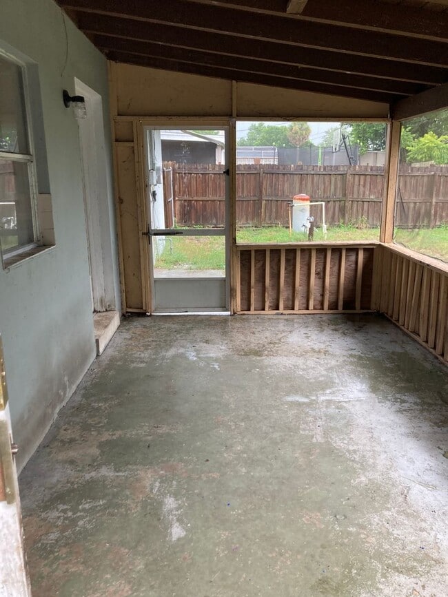 Building Photo - 2 Bed 2 Bath Home | Carport | Fenced Yard ...