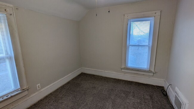 Building Photo - Charming 3-bedroom, 1.5-bathrooms home located in the heart of Akron