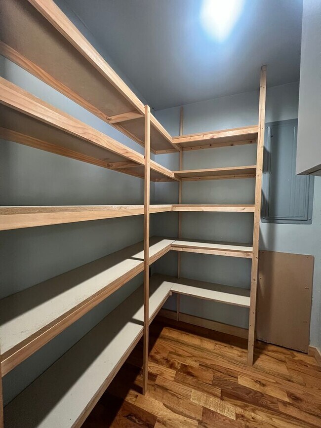 Building Photo - Fabulous 4 Bedroom 3 Bathroom Home with Pr...