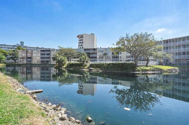 Building Photo - 1700 NE 191st St