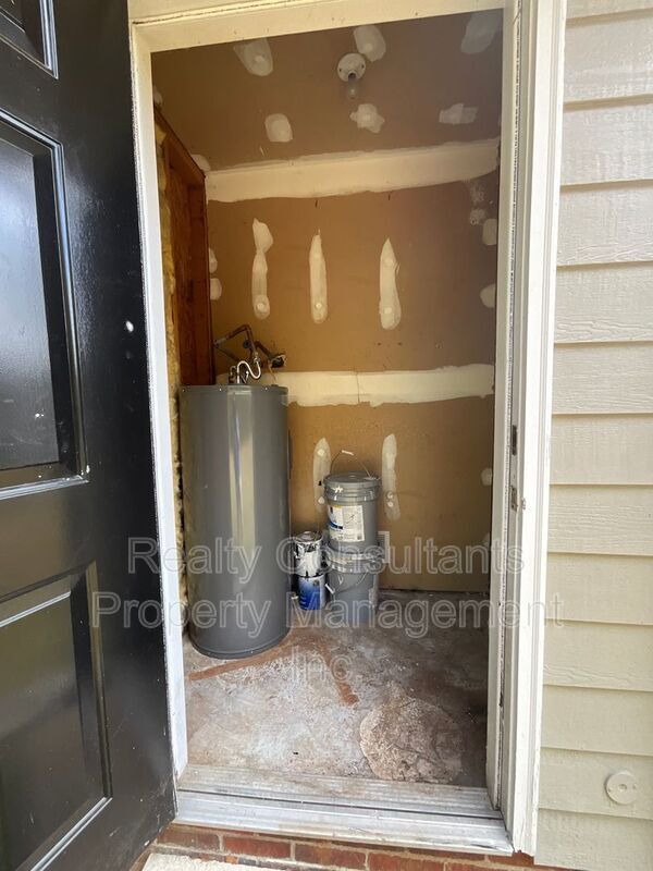 Building Photo - 2711 Ingleside Dr