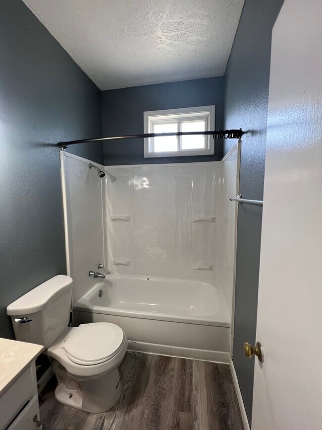 Building Photo - Charming 2 bed 1 bath!