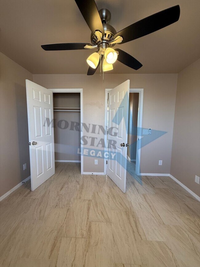 Building Photo - Like NEW! Location & Quality!