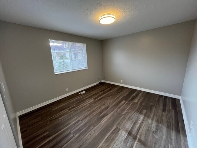 Building Photo - Remodeled Taylorsville 5 Bedroom!
