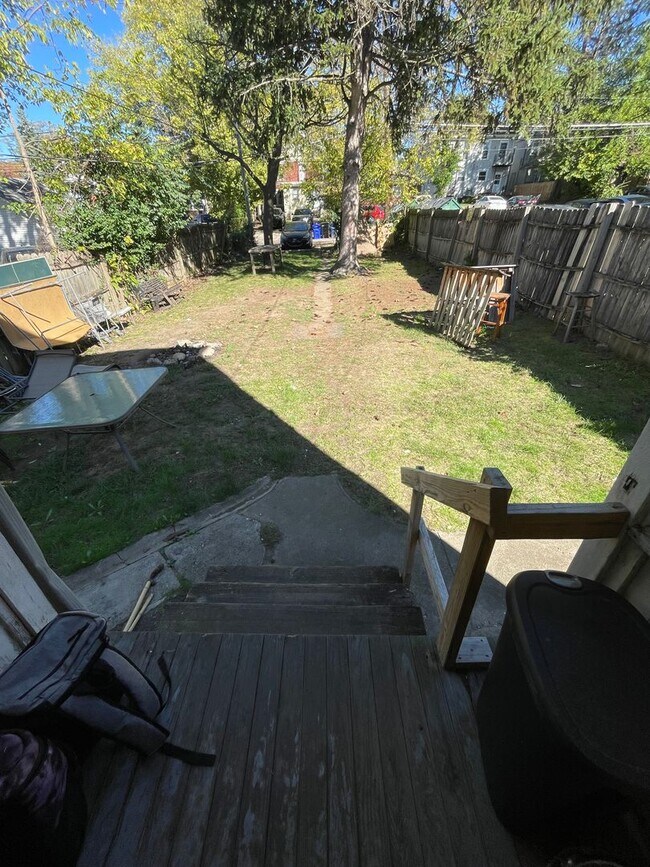 Building Photo - 3 bedroom 1 bath single family home with yard.