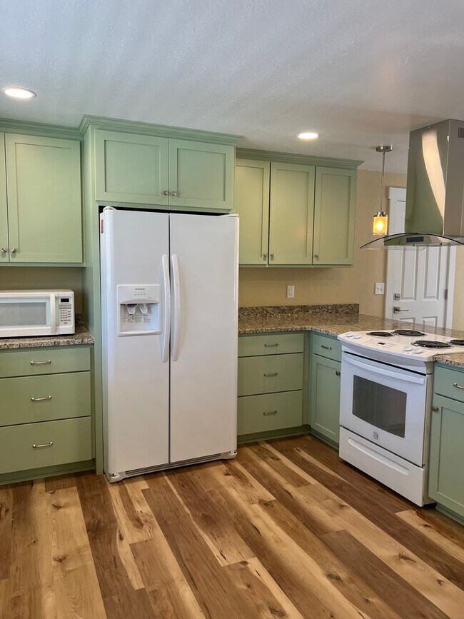 Building Photo - Newly remodeled three bedroom, two bath home - Available Late May
