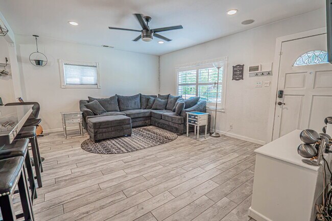 Building Photo - Beautifully Remodeled 2BR/1BA  Home – Move-In Ready!