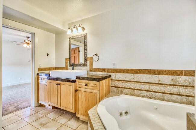 Building Photo - Luxury 5 Bed, 5 Bath Home with Modern Finishes & 2-Car Garage! - Available NOW!