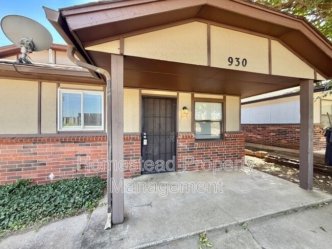 Building Photo - 930 SW 62nd St