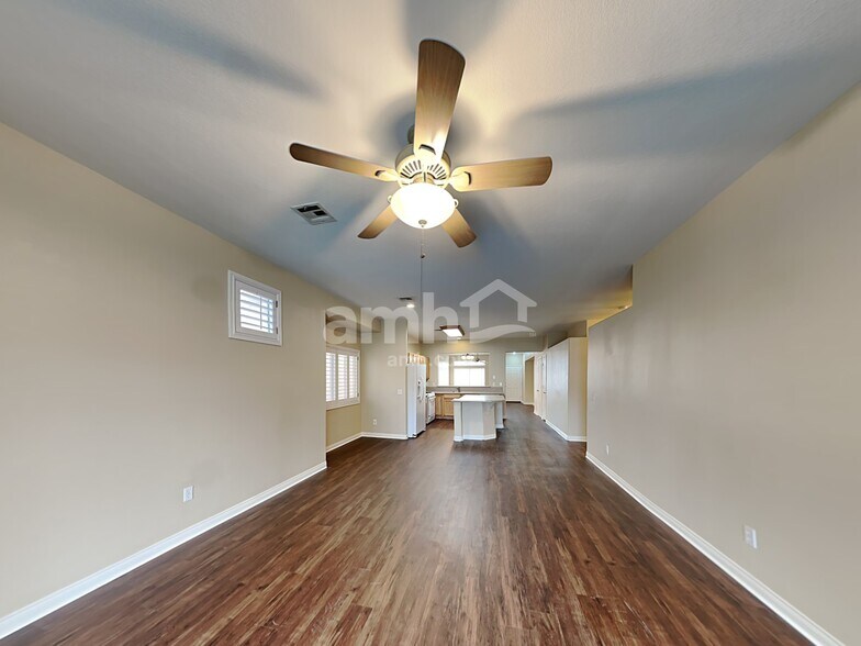 Building Photo - 1852 E Pyle Ave