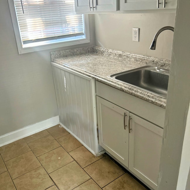 Building Photo - Freshly Renovated 2-Bedroom apartment! - H...