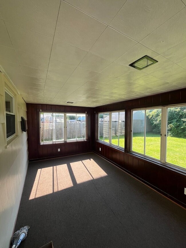 Building Photo - 3 Bed Single Family Home Available - Close to Rochester General
