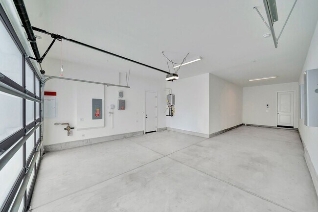 Building Photo - 30000 N Camino los Robles