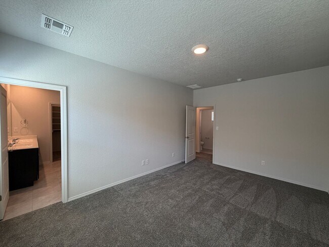 Building Photo - 6118 Chicago Dr SE