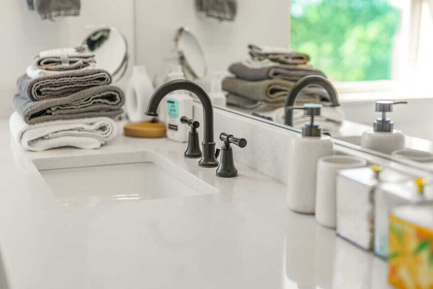 Building Photo - 3309 NE 42nd Pl