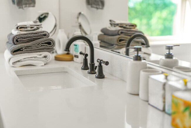 Building Photo - 3309 NE 42nd Pl