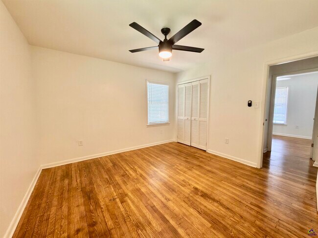 Building Photo - 214 Meadowridge Dr