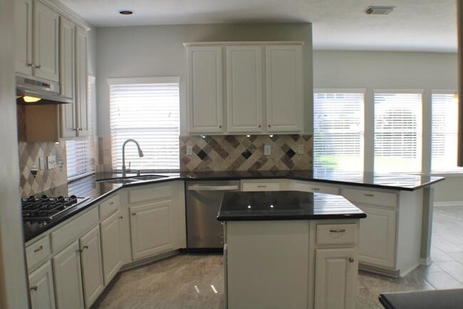 Building Photo - 2411 Rose Hollow Dr