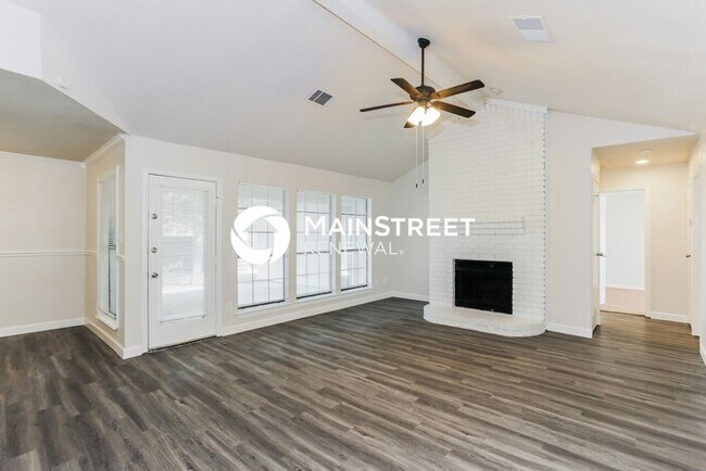 Building Photo - 3 Bedroom Pet-Friendly Home in Lewisville, TX with Main Street Renewal