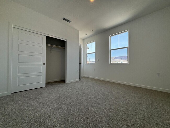 Building Photo - Move-In Special! 1 Week Free Rent – Spacio...