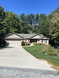 Building Photo - 40 Brooks Ln