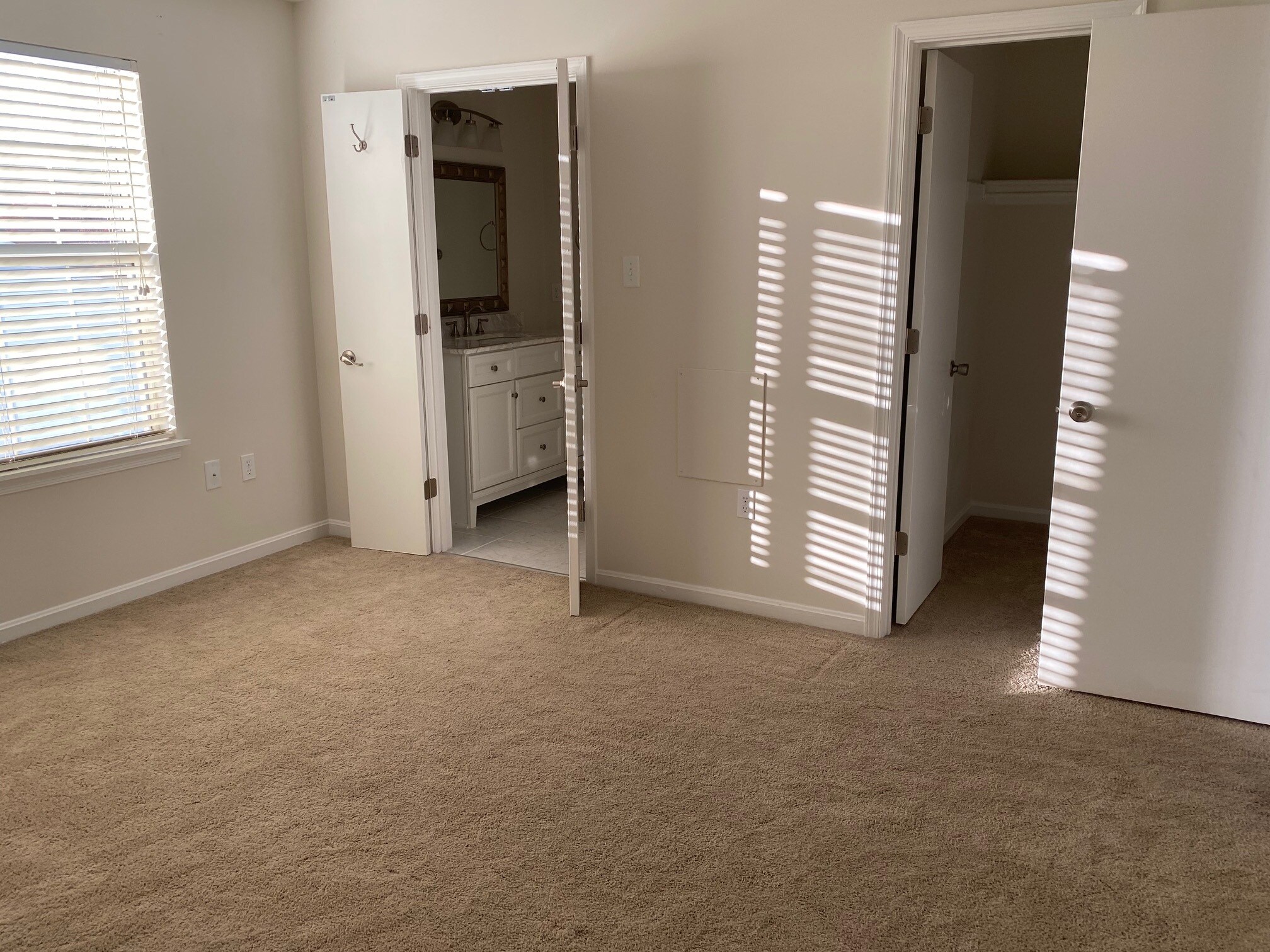 Building Photo - 300 Grosvenor Ln