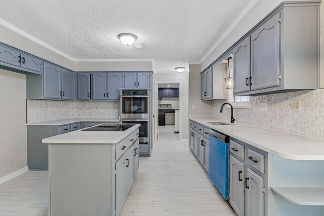 Building Photo - 7801 Autumn Creek Dr