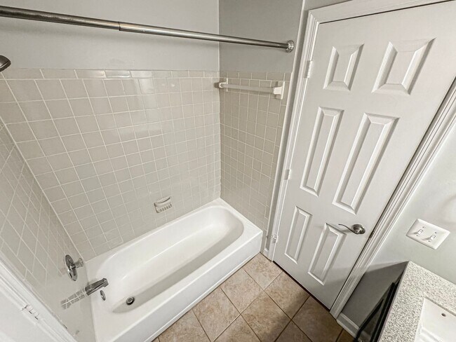 Building Photo - Fantastic 2 Bed 2.5 Bath Condo With A Spac...