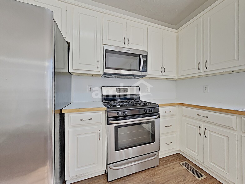 Building Photo - 1045 Fieldstone Dr